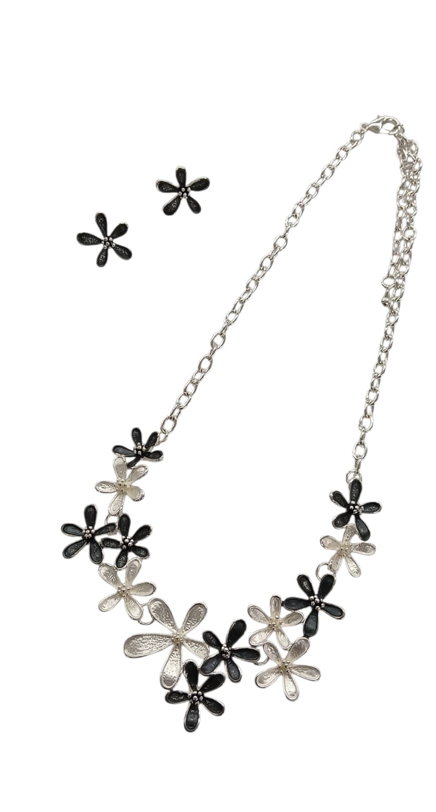 Silver-Black Chamomile Design Metal Necklace Set